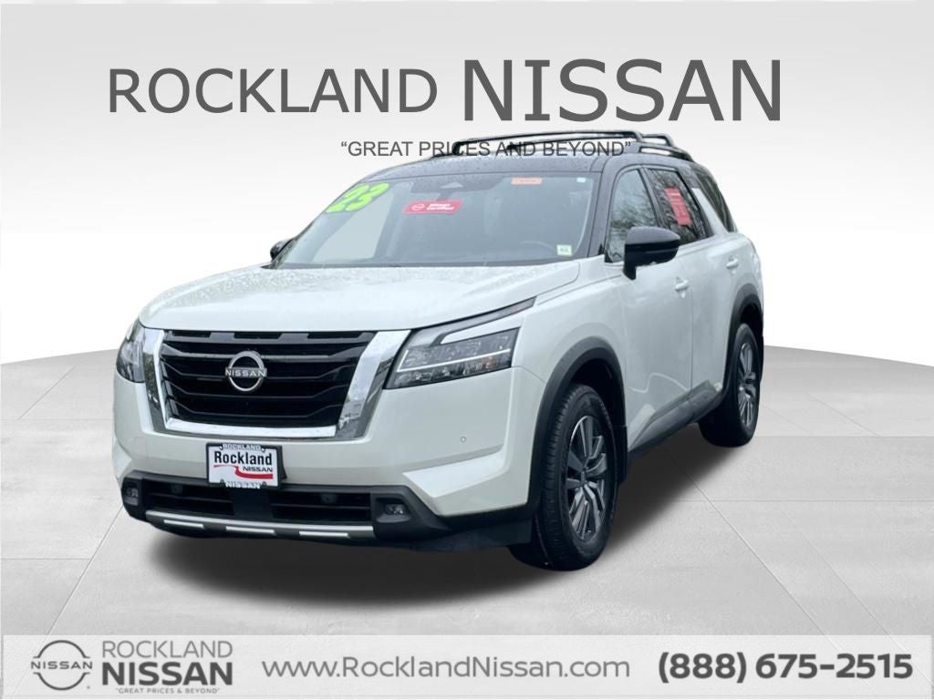 2023 Nissan Pathfinder SL w/Cross Bars