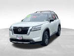 2023 Nissan Pathfinder SL w/Cross Bars