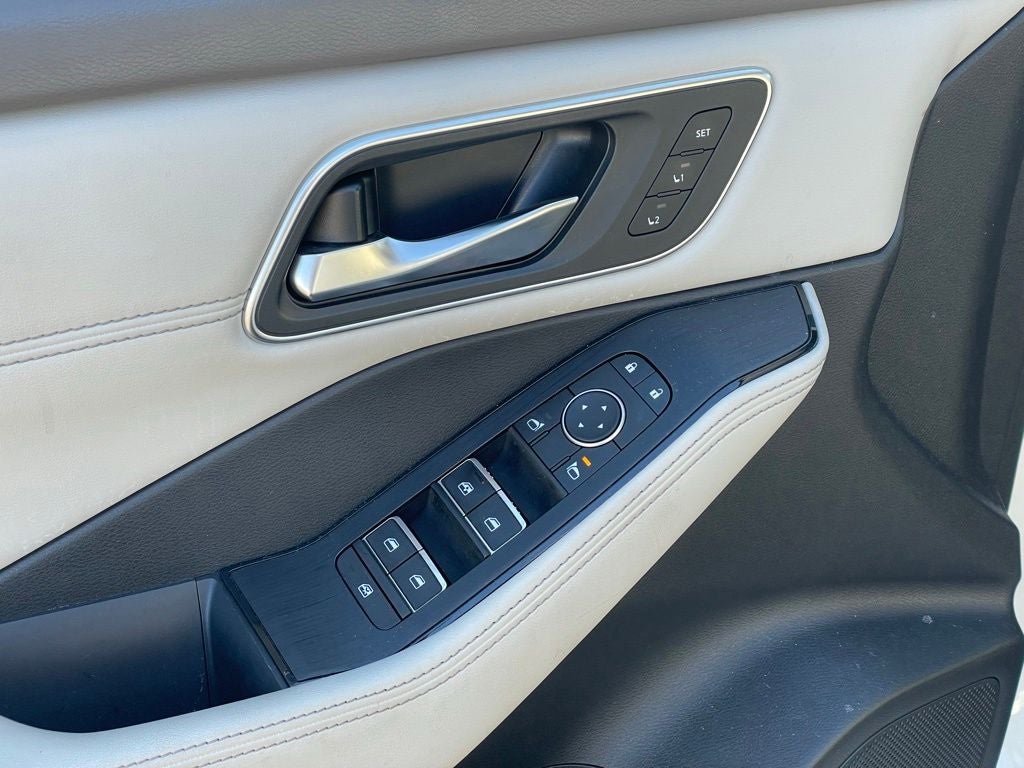 2023 Nissan Rogue SL Two-Tone