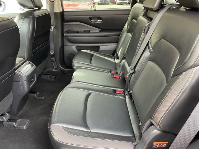2023 Nissan Pathfinder SL w/Cross Bars