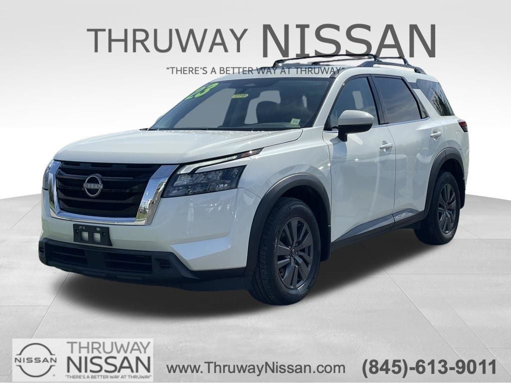 2023 Nissan Pathfinder SV Premium w/Captain Chairs & Crossbars