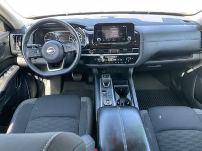 2023 Nissan Pathfinder SV Premium w/Captain Chairs & Crossbars