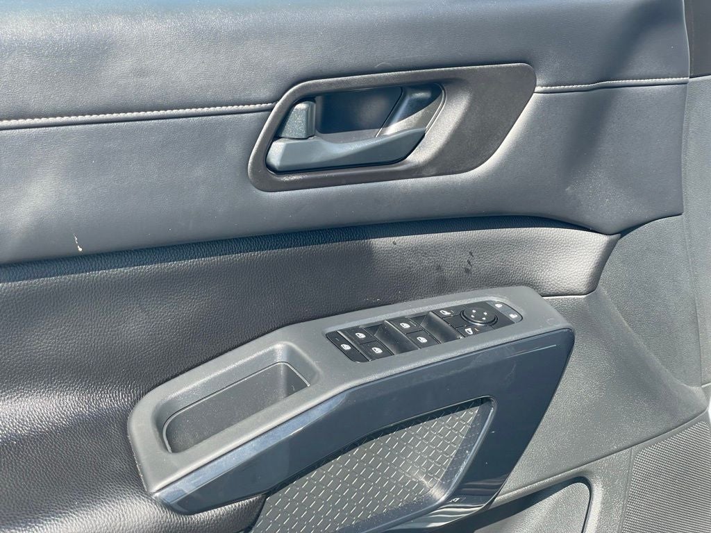 2023 Nissan Pathfinder SV Premium w/Captain Chairs & Crossbars