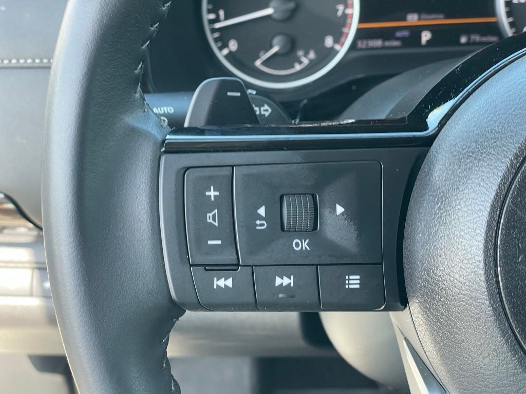 2023 Nissan Pathfinder SV Premium w/Captain Chairs & Crossbars