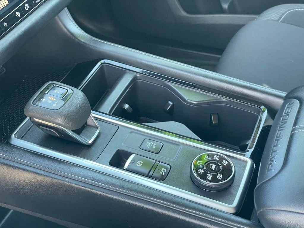 2023 Nissan Pathfinder SV Premium w/Captain Chairs & Crossbars