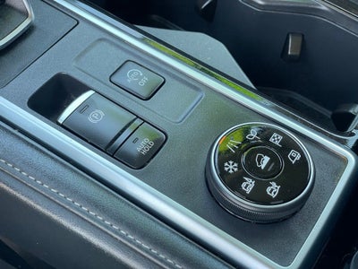 2023 Nissan Pathfinder SV Premium w/Captain Chairs & Crossbars