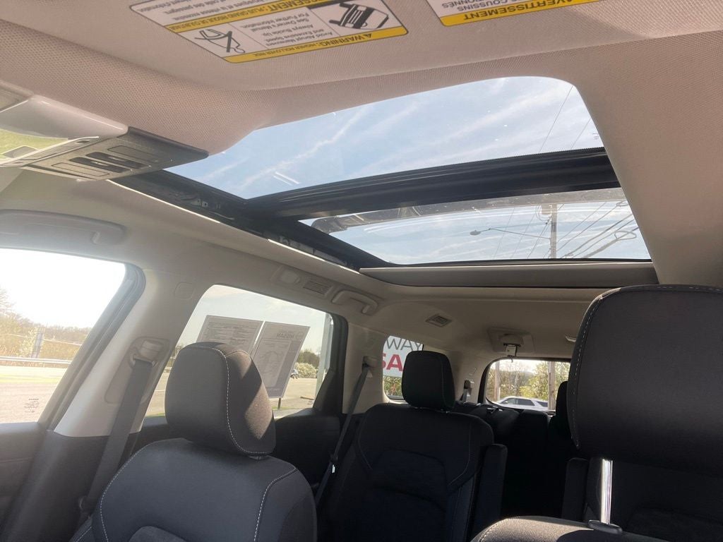 2023 Nissan Pathfinder SV Premium w/Captain Chairs & Crossbars