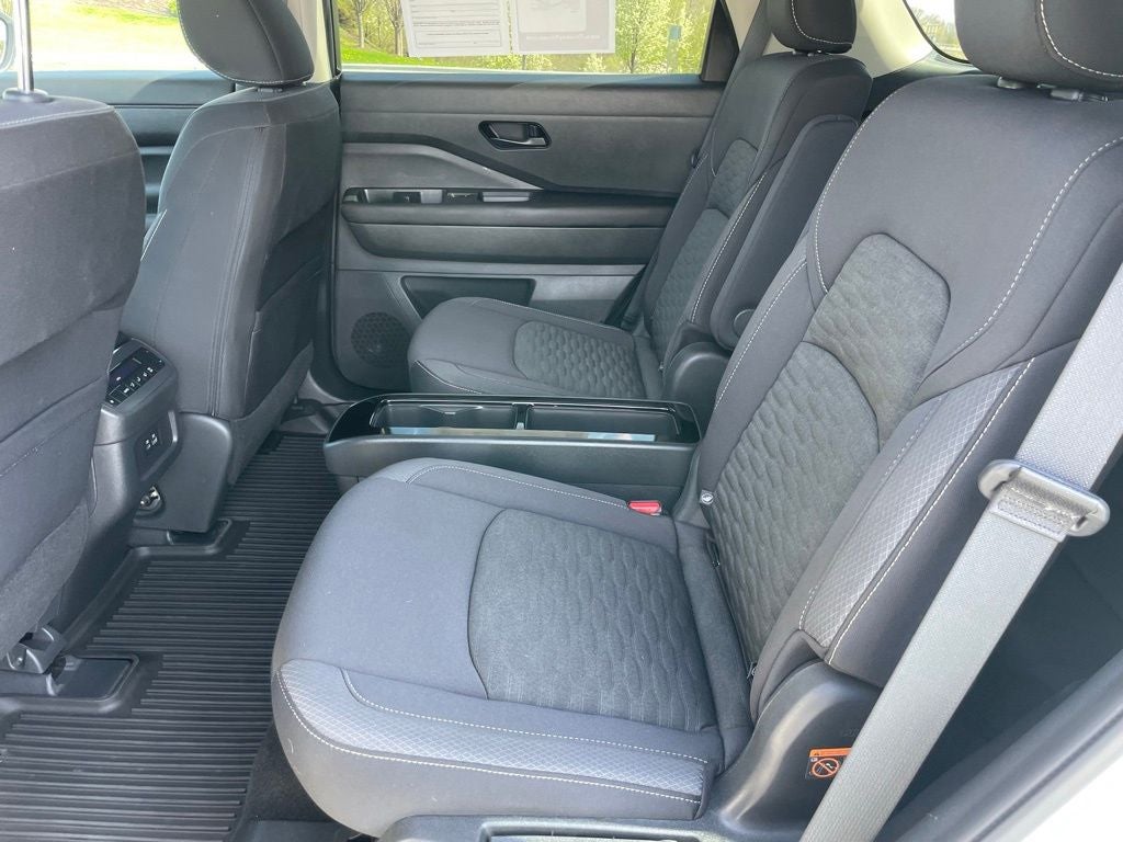 2023 Nissan Pathfinder SV Premium w/Captain Chairs & Crossbars