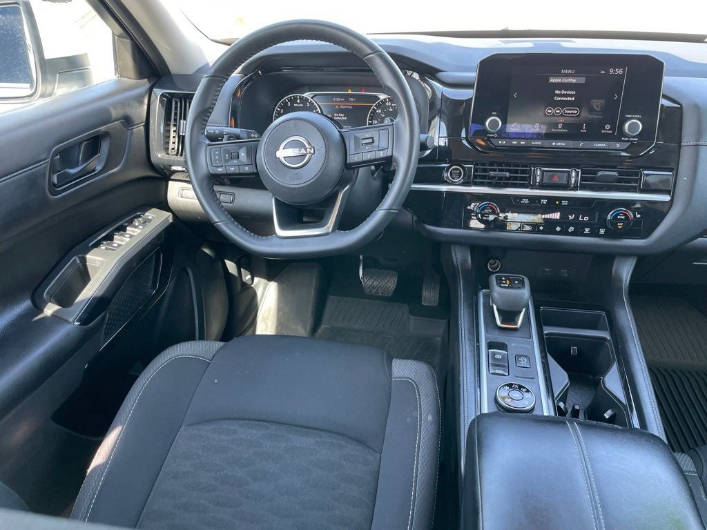 2023 Nissan Pathfinder SV Premium w/Captain Chairs & Crossbars